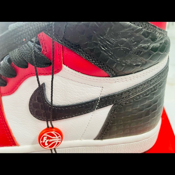 Air Jordan 1 NEW AUTHENTIC RETRO HIGH OG ‘SATIN RED WOMEN SZ 5 - Picture 8 of 10